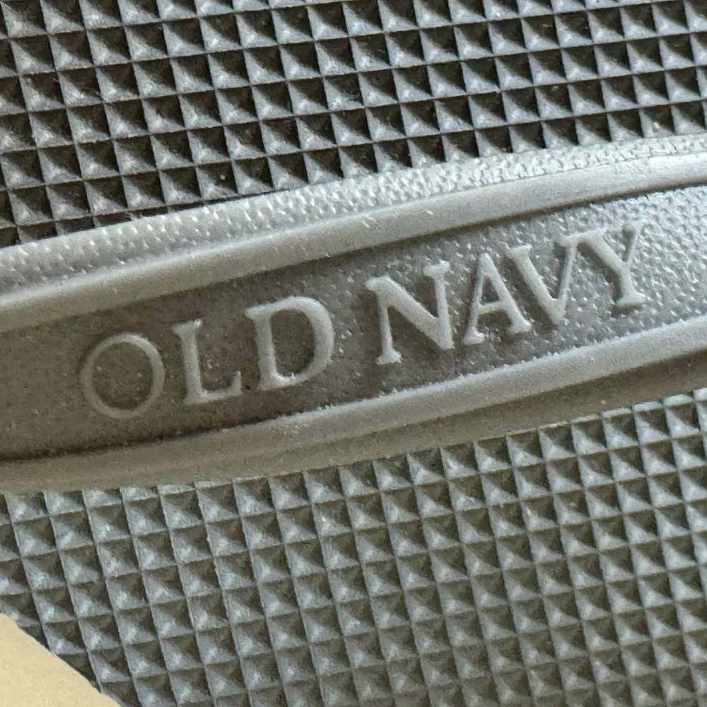 Old Navy Men’s Gray Rubber Texture Flip Flop Sandals Size 10/11